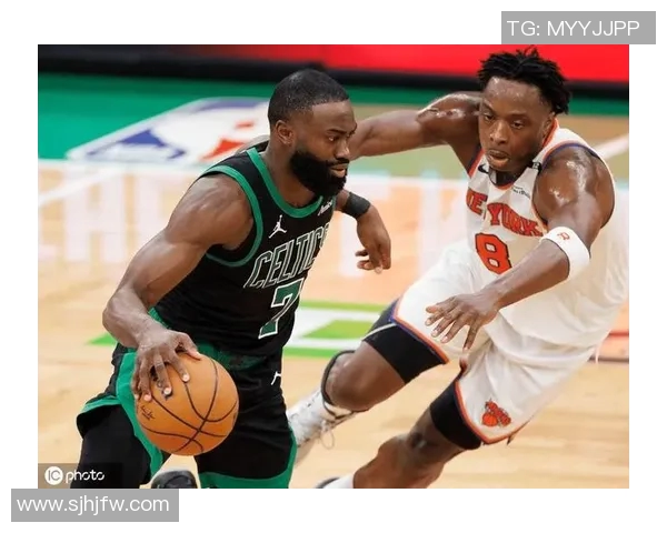 杰伦布朗如何在NBA赛场上展现领导力与全能才华的崛起之路