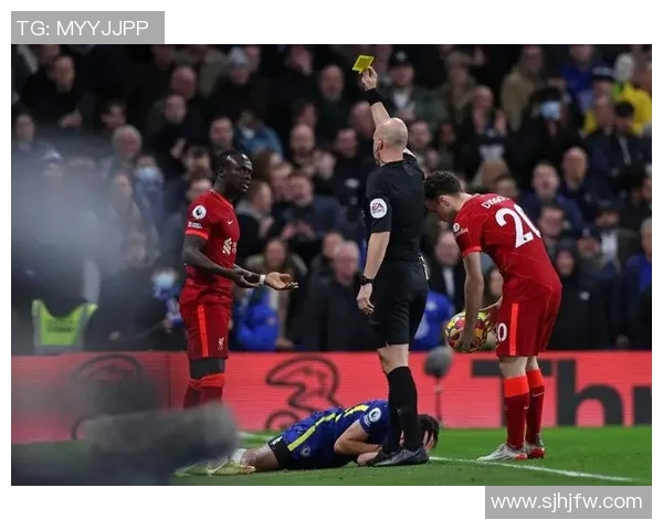 皇马与拜仁激战中的争议判罚引发球迷热议与媒体关注