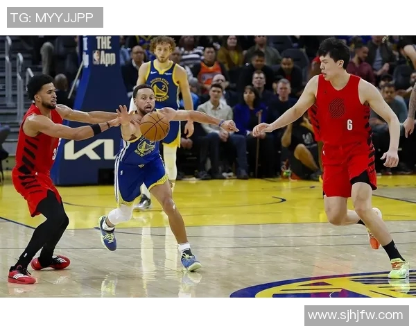 勇士与开拓者激战正酣比分背后揭示的比赛精彩瞬间 勇士与开拓者激战正酣比分背后揭示的比赛精彩瞬间